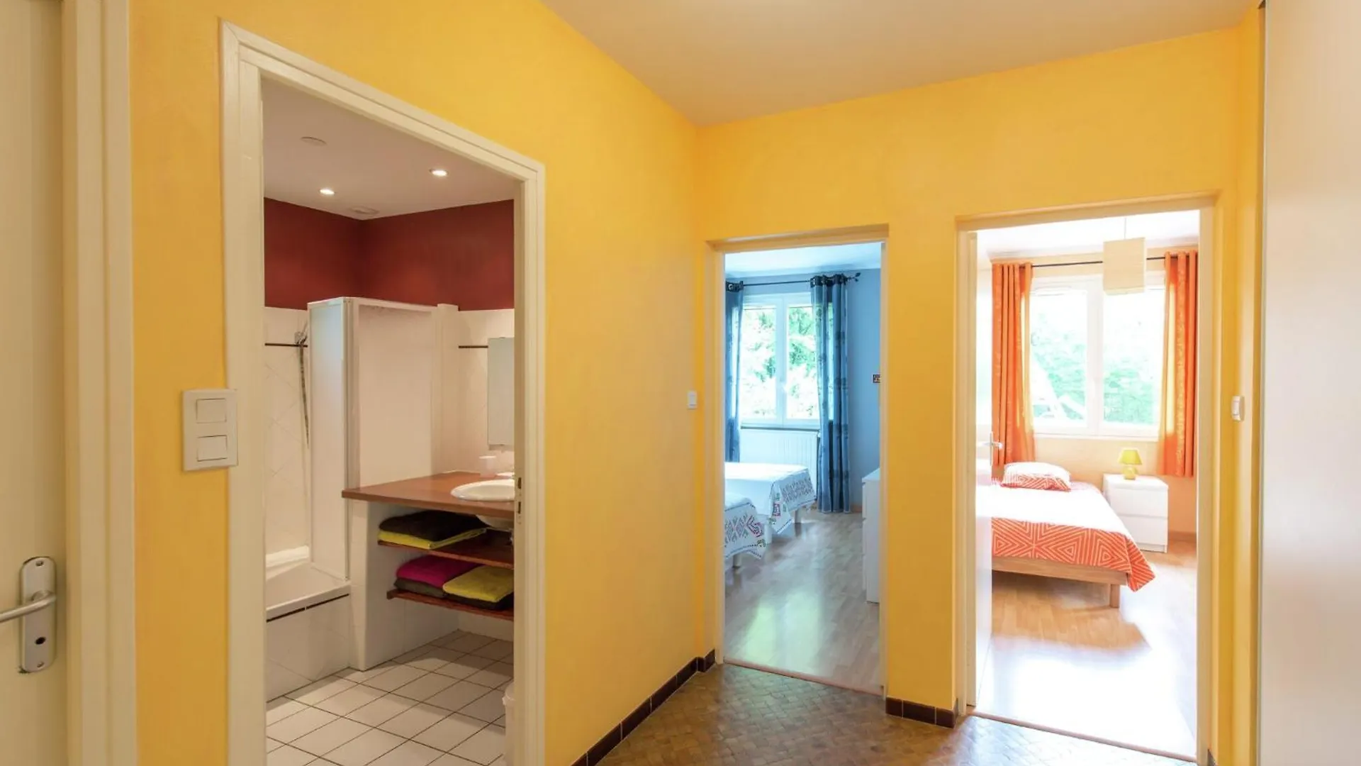 Modern Vacation Home With Private Garden, Cleaning Included Bathernay Holiday home