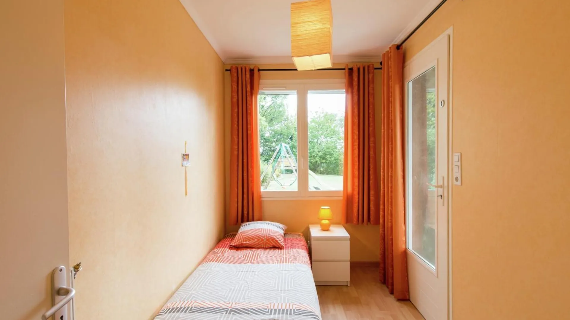 Modern Vacation Home With Private Garden, Cleaning Included Bathernay Holiday home
