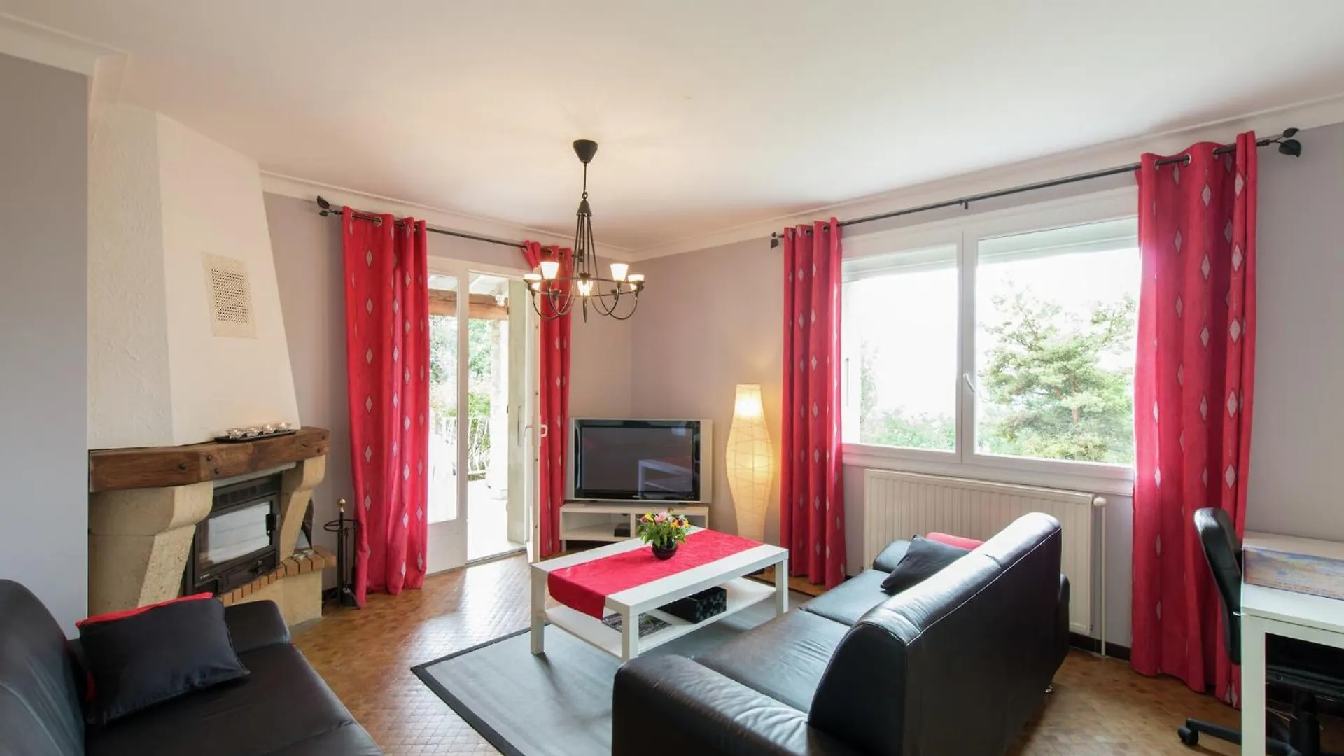 Modern Vacation Home With Private Garden, Cleaning Included Bathernay Holiday home