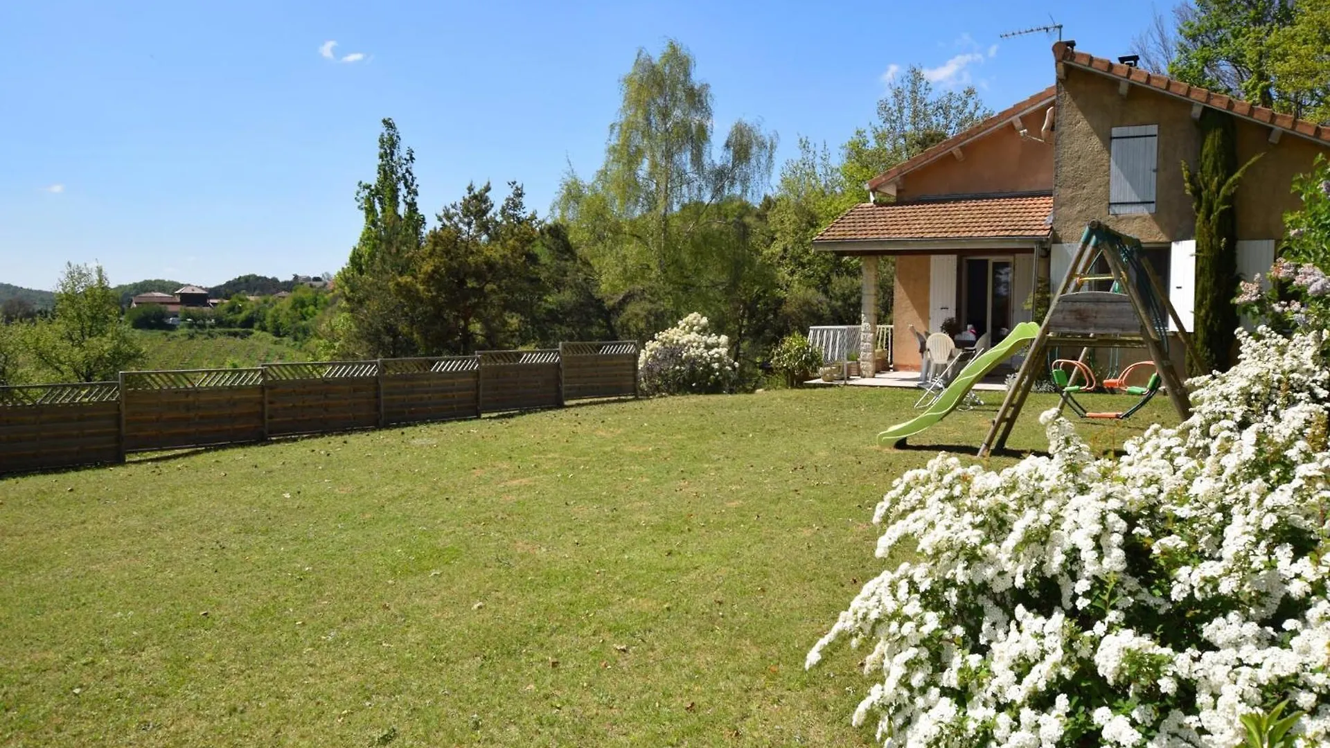 Modern Vacation Home With Private Garden, Cleaning Included Bathernay Holiday home