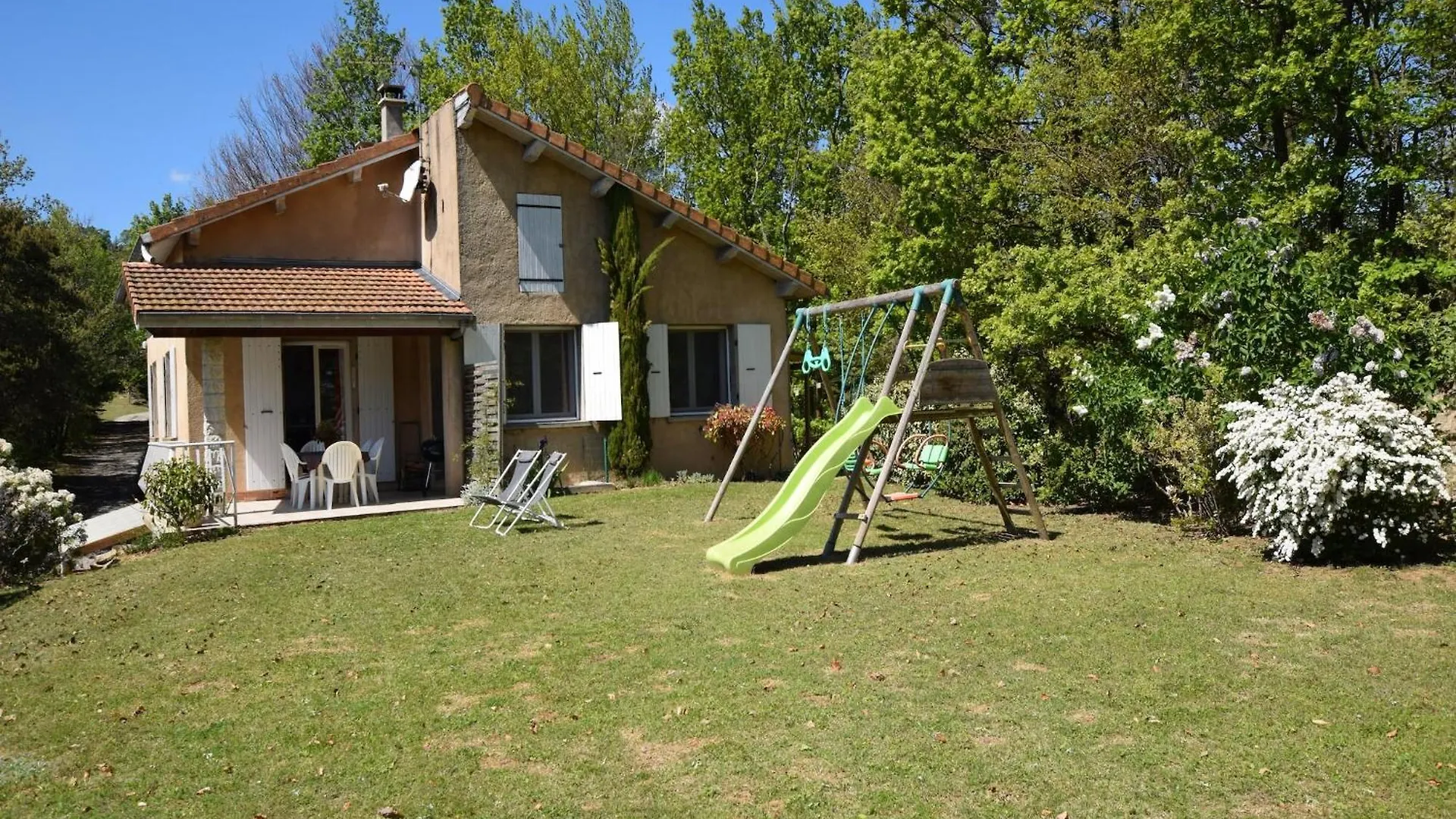 Modern Vacation Home With Private Garden, Cleaning Included Bathernay France